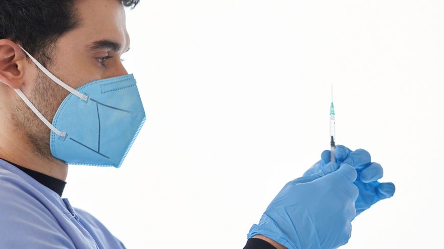 Un trabajador sanitario prepara una dosis de la vacuna contra el coronavirus. EFE/ Adrián Ruiz Hierro/Archivo