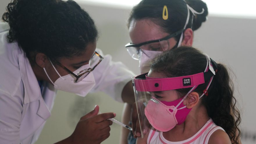 Una niña fue registrada este lunes al ser vacunada contra la covid-19, en el Museo del Mañana, en Río de Janeiro (Brasil). EFE/André Coelho