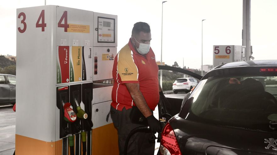 Uno de los trabajadores de la gasolinera con vistas al volcán. (ALEJANRO RAMOS)