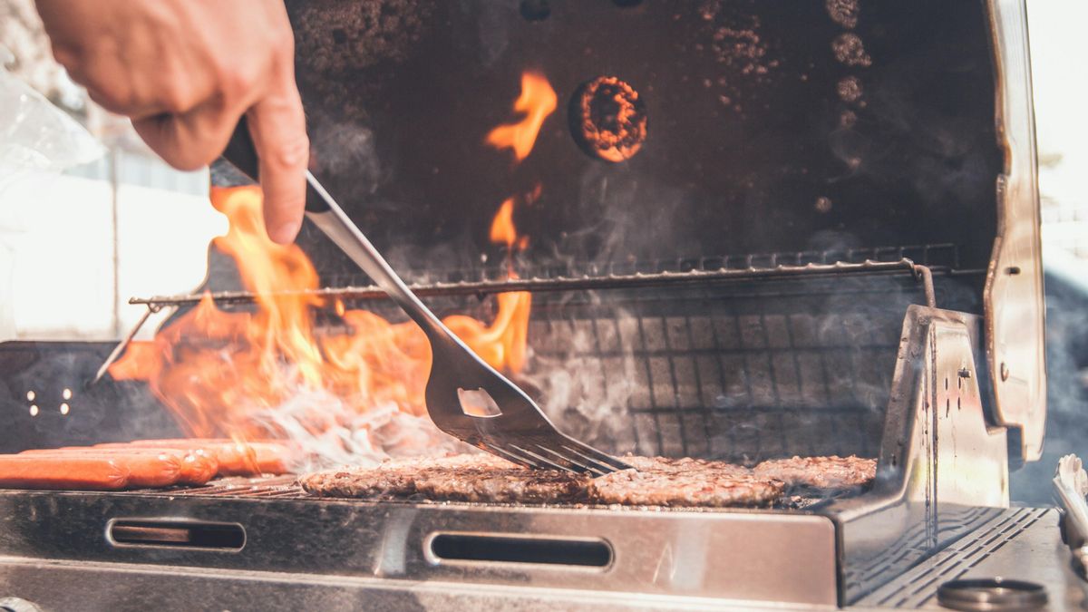 ¿Se puede encender una barbacoa en el patio de la comunidad? Un administrador de fincas aclara qué dice la ley