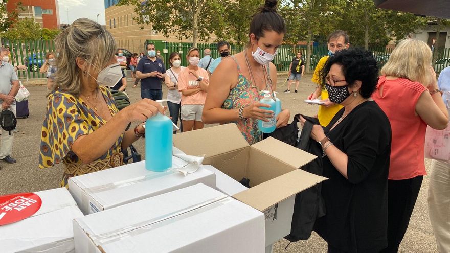 Entrega de gel y mascarillas en el Distrito San José (Zaragoza).