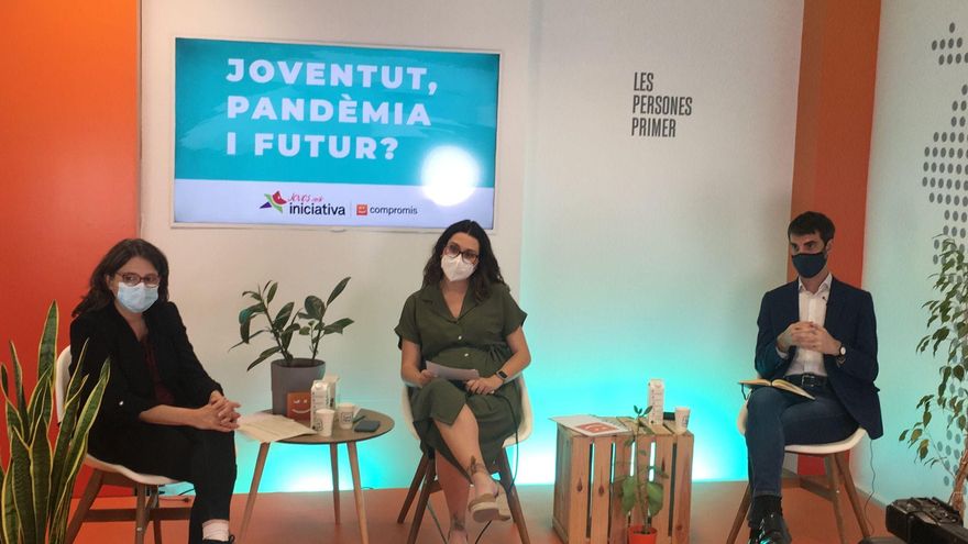 La vicepresidenta de la Generalitat, Mónica Oltra, la diputada de Compromís Aitana Mas y el politólogo Pablo Simón en el encuentro de Joves amb Iniciativa.