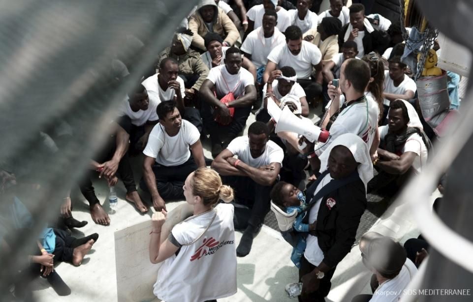 La tripulación del Aquarius informa de la situación a los rescatados.