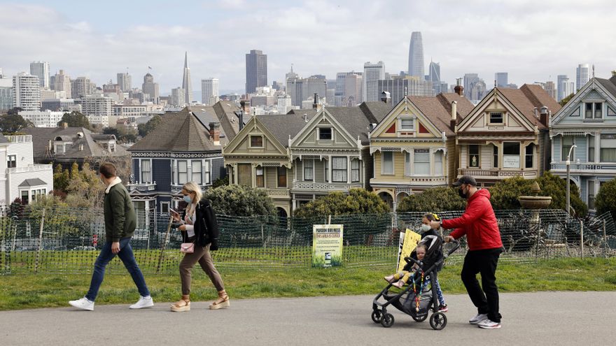 California es ahora el estado más golpeado por la pandemia con 55.623 muertos, seguido por Nueva York (49.105), Texas (46.618), Florida (32.252), Pensilvania (24.639), Nueva Jersey (23.888) e Illinois (23.188). EFE/John G. Mabanglo