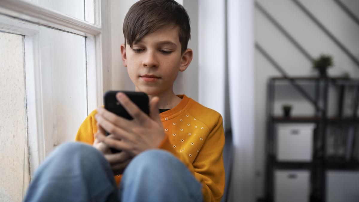 La guía de un psicólogo para explicar a los hijos las restricciones de redes: "Conceder todo lo que piden no les hace más felices"