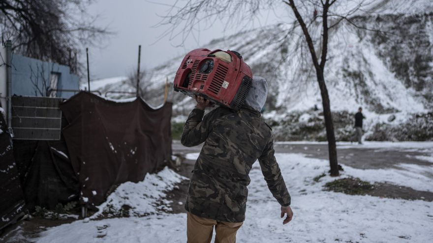 Un hombre con un generador caminando por el sector 6 de la Cañada Real. / OLMO CALVO