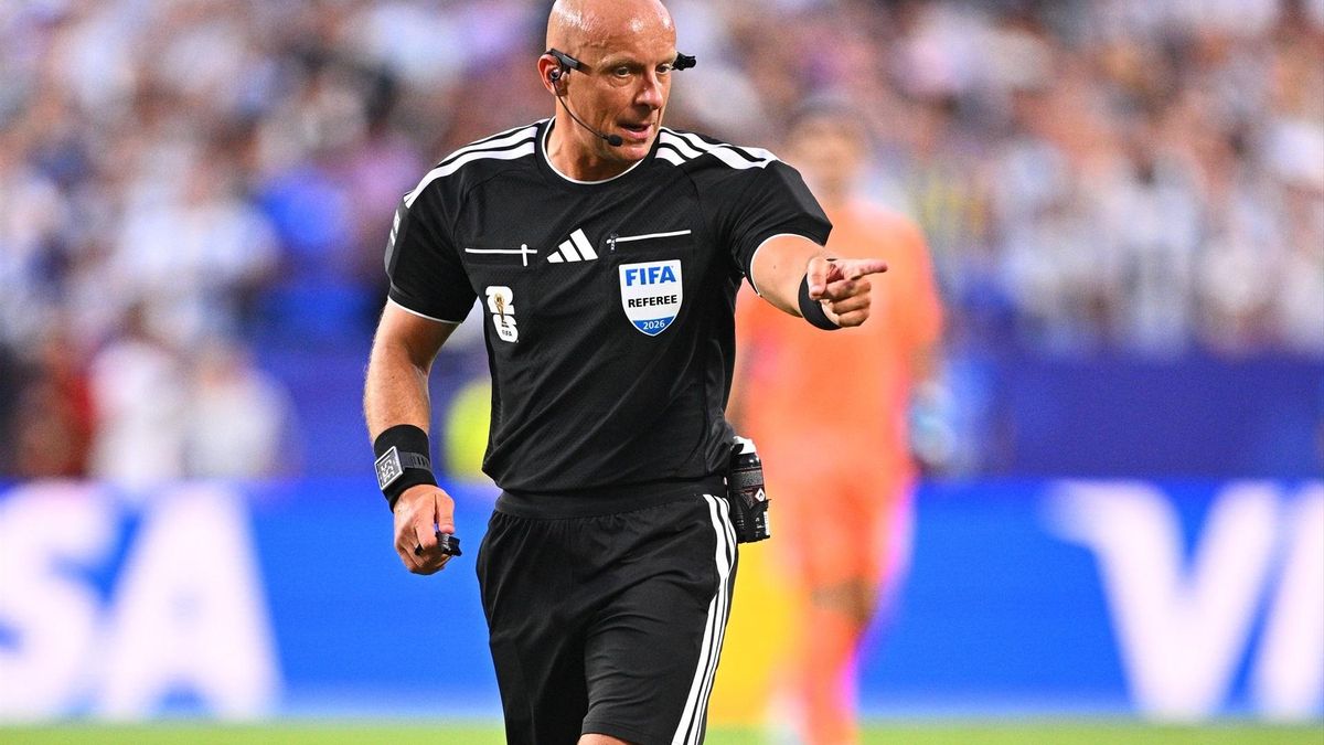 El árbitro Szymon Marciniak  con todos sus dispositivos tecnológicos durante un lance del partido entre Argentina y Argelia, el pasado miércoles en Kansas