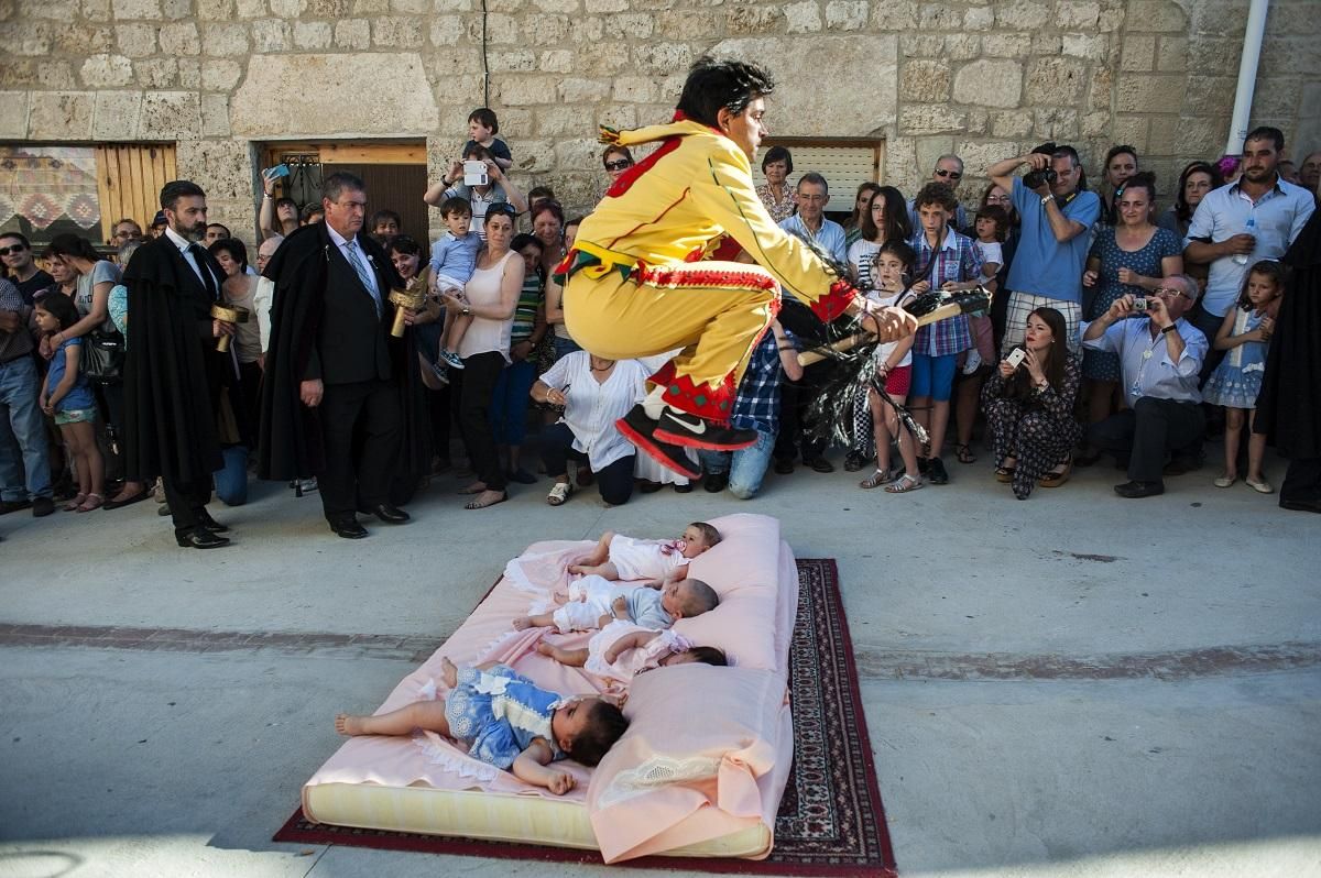 Fiesta del Colacho. El momento culminante de la fiesta es cuando la influencia maléfica huye de los niños nacidos durante el año y El Colacho los salta. Castrillo de Murcia (Burgos). 07/06/2015 | FOTO: JOAQUÍN GÓMEZ SASTRE