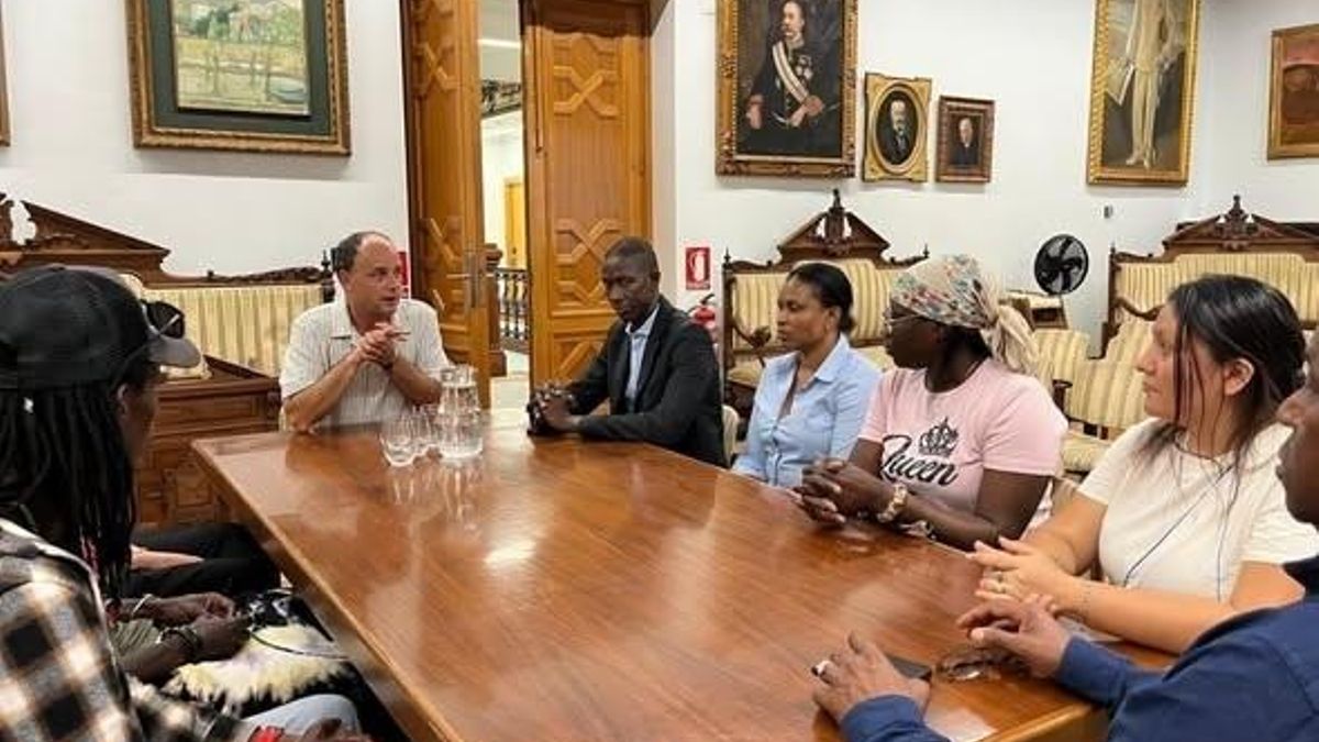 El alcalde de Hondarribia, Igor Enparan, reunido con el cónsul general de Senegal y familiares del fallecido
