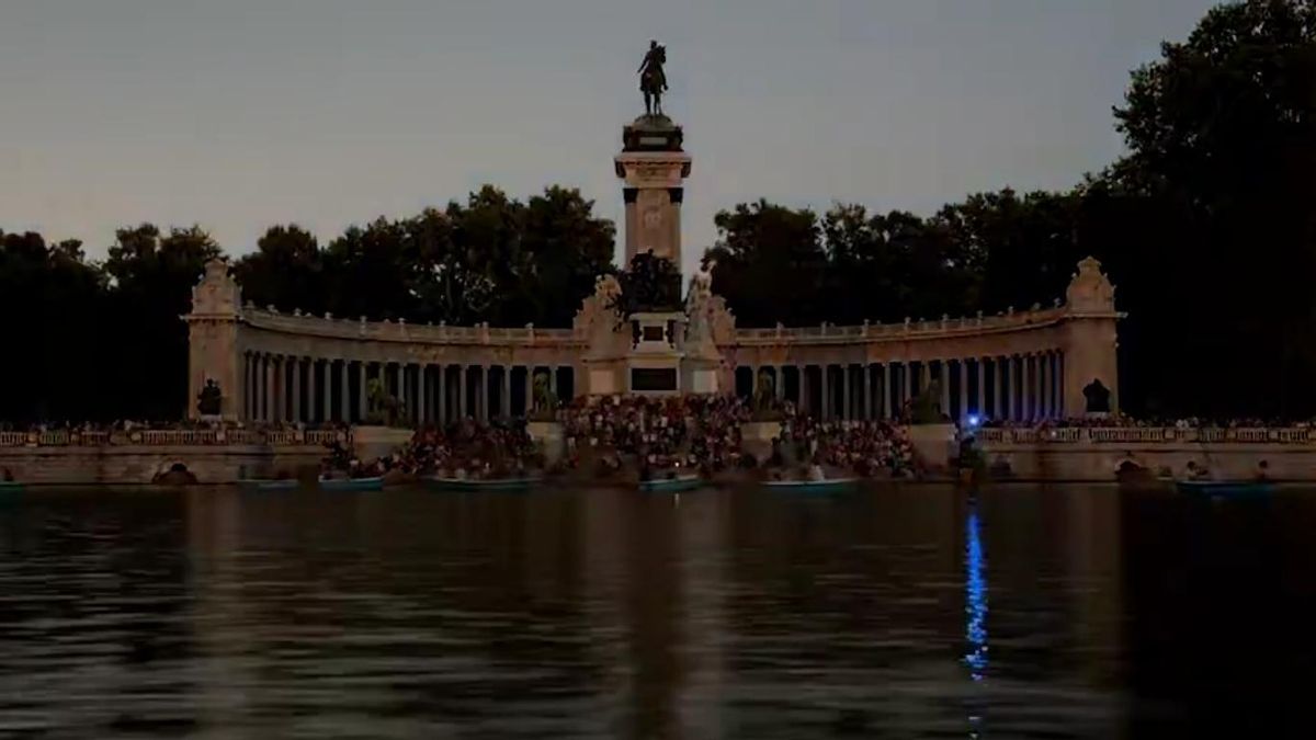 Una maravilla en el cielo de Gran Vía o el Retiro ensombrecido: las imágenes del eclipse en Madrid