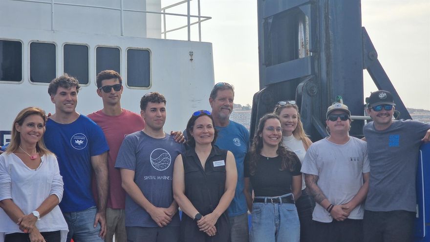 El buque Ocearch parte en la búsqueda de tiburones blancos en Galicia para determinar el estado de la especie