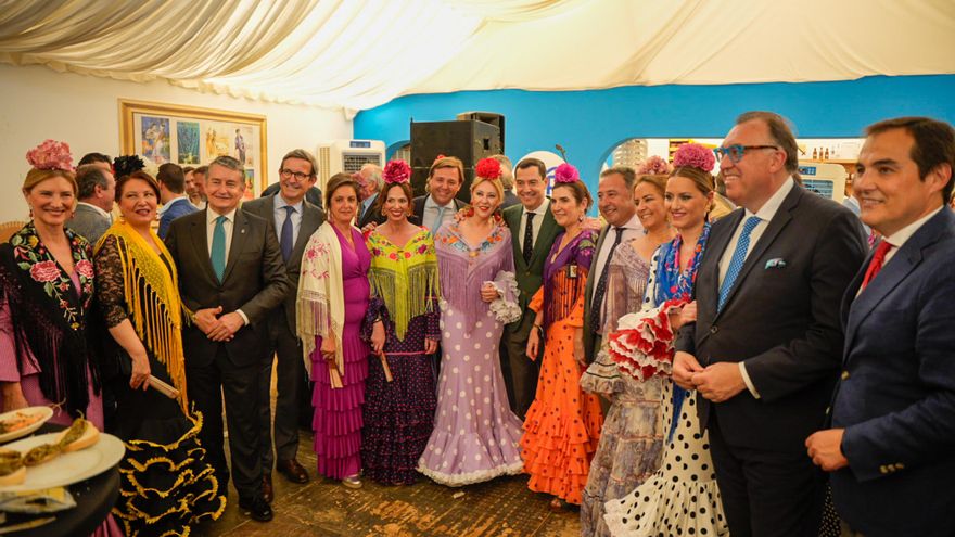Juanma Moreno, "guapo, guapo" y 12 veces guapo en la caseta de CCOO en la Feria de Abril
