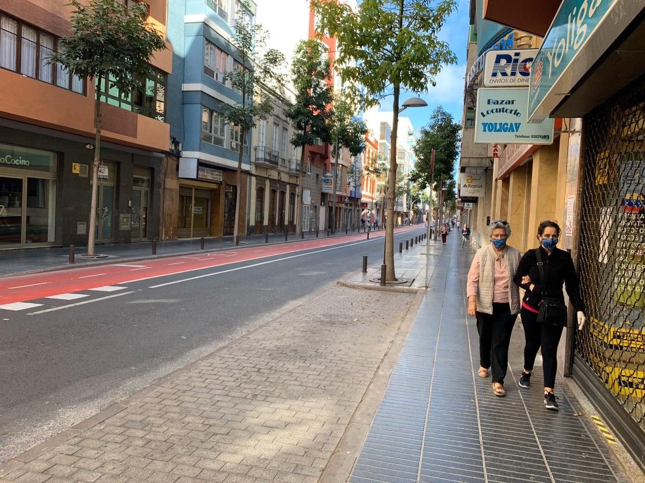Los mayores salen a la calle en el primer día de alivio del confinamiento en Las Palmas de Gran Canaria.
