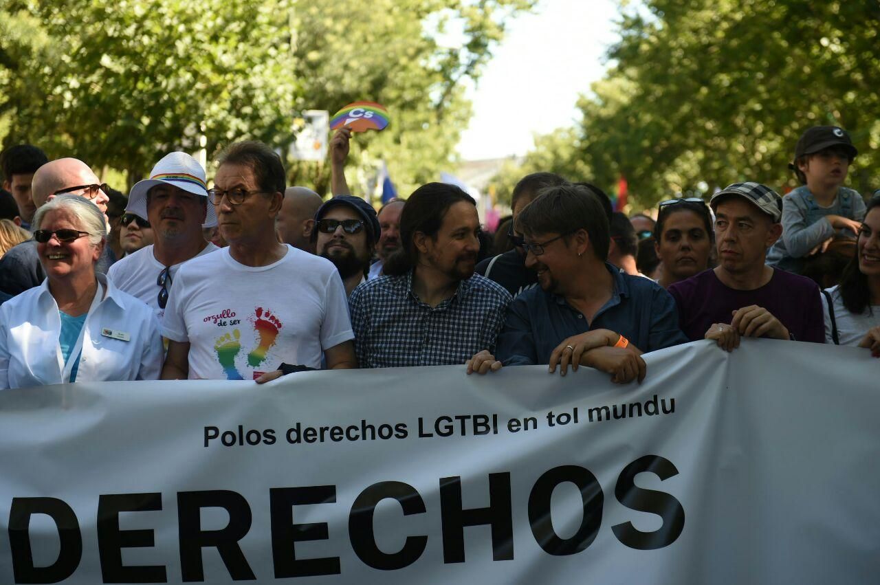 Miembros de Unidos Podemos en el desfile del Orgullo
