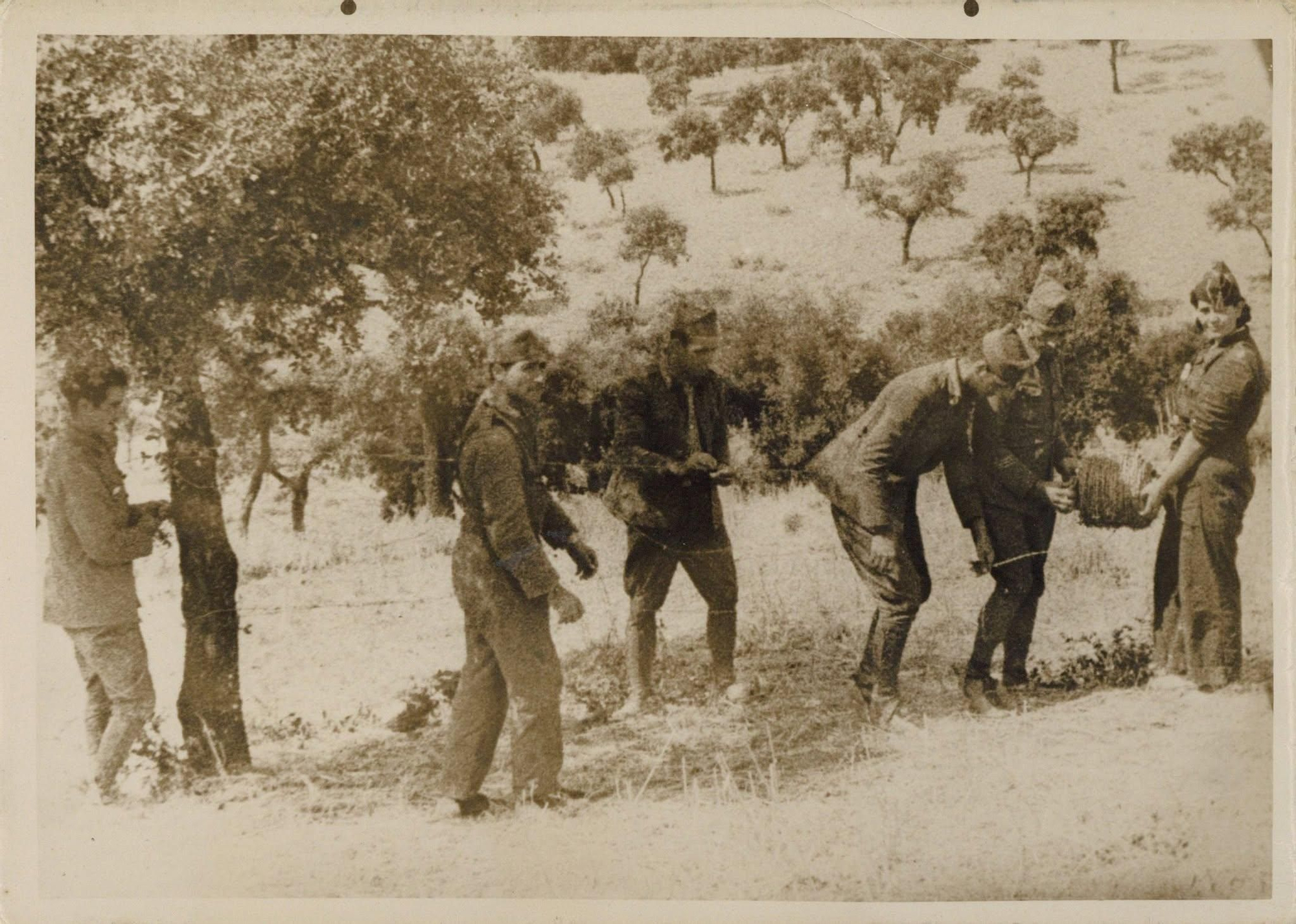 Milicianos y milicianas tendiendo redes de alambre de espino en la región de Córdoba | Fondo Keystone Universidad de Alicante
