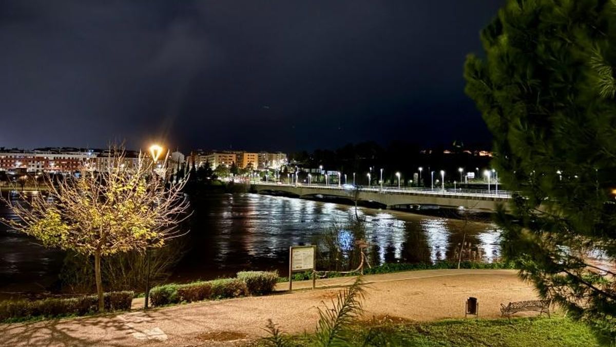 Badajoz mantiene cerrado el puente de la Autonomía y monumentos por el temporal