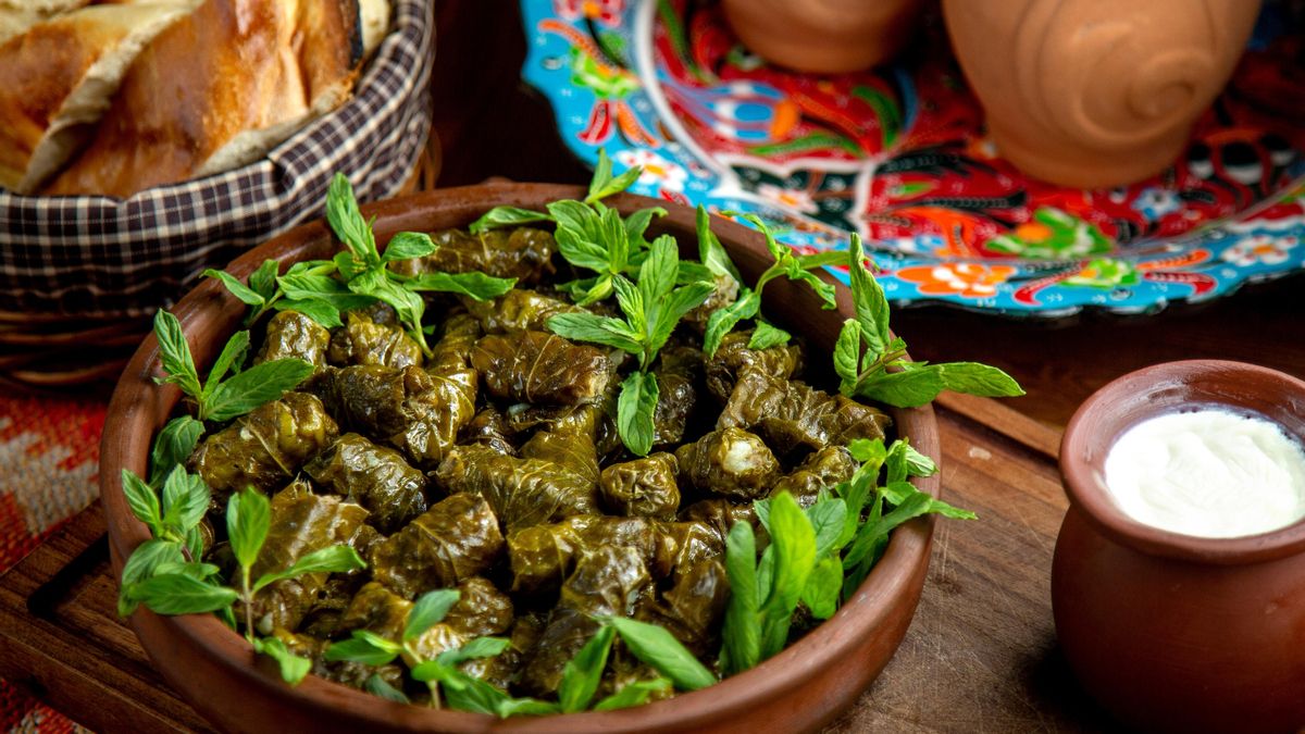 Plato típico de hojas de parra rellenas