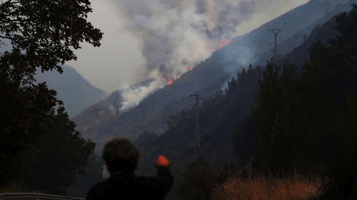 El viento que sopló desde este miércoles por la tarde ha agravado la situación del fuego que se declaró el pasado martes en el municipio leonés de Igüeña, donde sus vecinos -en torno a un centenar- han sido evacuados al pabellón Bembibre Arena, en el municipio berciano de Bembibre.