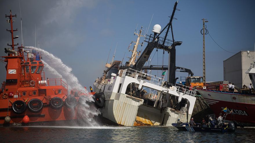 El incendio de un barco con 18.000 litros de gasóleo pone en alerta a la localidad coruñesa de Ribeira