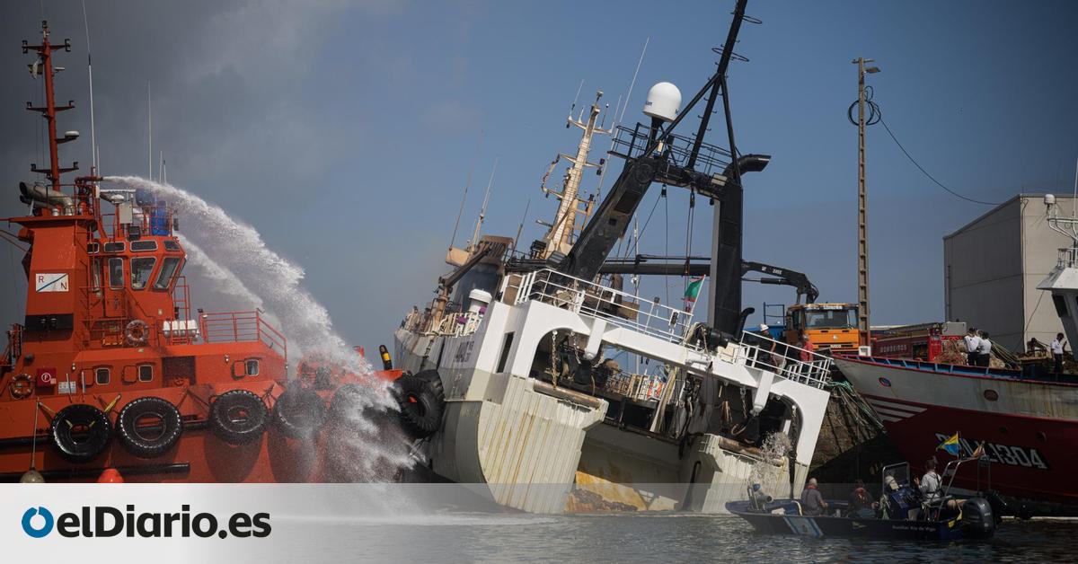 El incendio de un barco con 18.000 litros de gasóleo pone en alerta a la localidad coruñesa de Ribeira