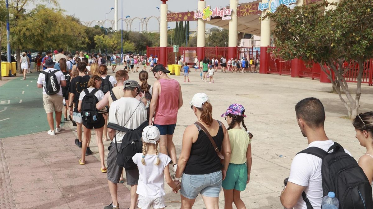 Facua denuncia a Isla Mágica, Parque Warner, Port Aventura y Terra Mítica por impedir la entrada con comida y bebida