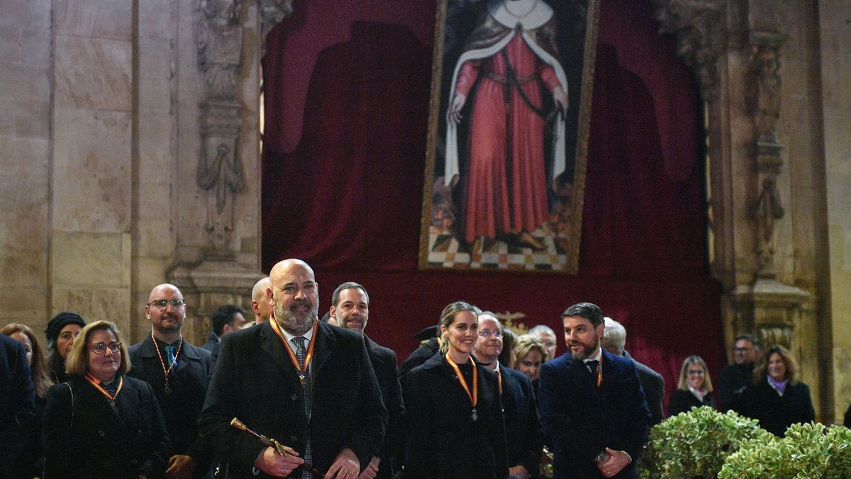 El alcalde Palma, Jaime Martínez (c), junto a la corporación del ayuntamiento de Palma en un momento del acto de la ofrenda floral en homenaje al rey Jaume I en 2024.