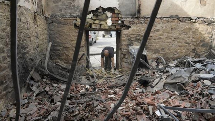 En la 'zona cero' de los incendios de Asturias: “Son terroristas ambientales que nos están quemando”