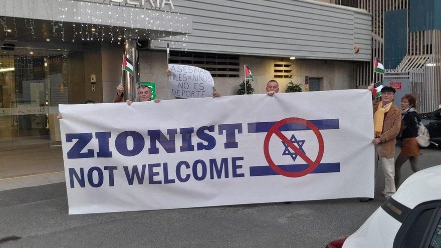 Un grupo de personas protesta contra el partido que enfrentará al Gran Canaria con un equipo de Israel