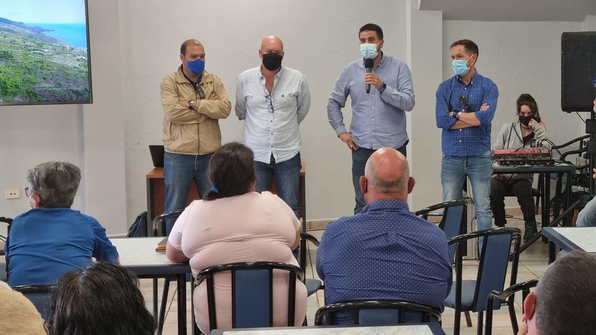 Un momento de la reunión donde responsables y técnicos del Cabildo han informado de la marcha de las obras de la carretera de Gallegos a los vecinos afectados por el corte de la vía.