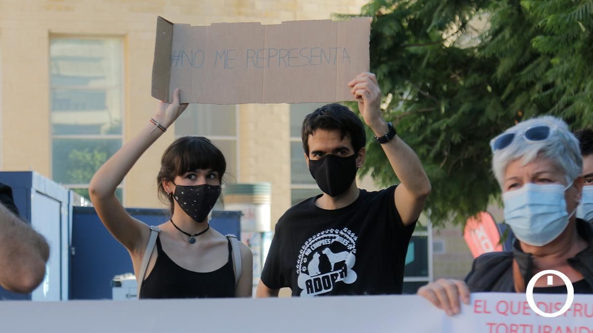 Manifestación en contra de la corrida de toros en el Coso de los Califas