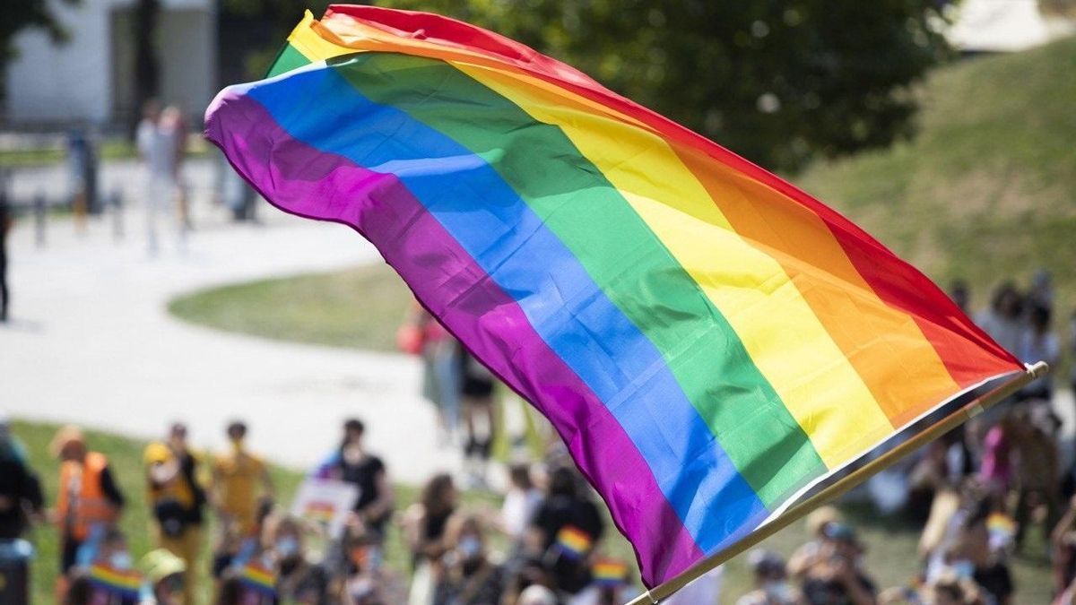 La Fiscalía de Sevilla pide cuatro años de prisión por insultar a una pareja gay: "Mira a los maricones dándose besos"