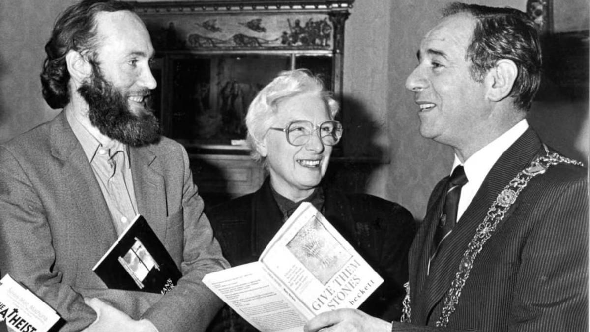 Mary Beckett, junto a Dermot Bolger (a la izquierda) y Ben Briscoe, alcalde de Dublín, en la entrega del premio Hughes de ficción irlandesa en 1988.