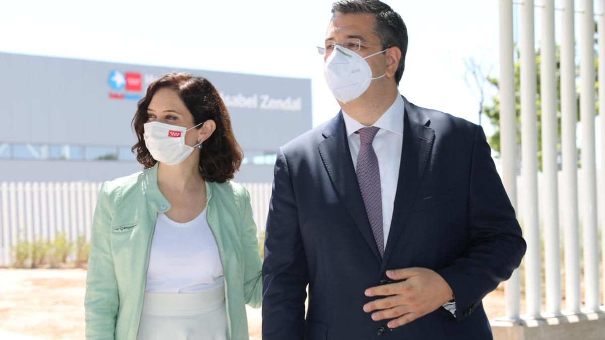 La presidenta de la Comunidad de Madrid, Isabel Díaz Ayuso; y el presidente del Comité Europeo de las Regiones, Apostolos Tzitzikostas, durante su visita al Hospital Enfermera Isabel Zendal de Madrid.