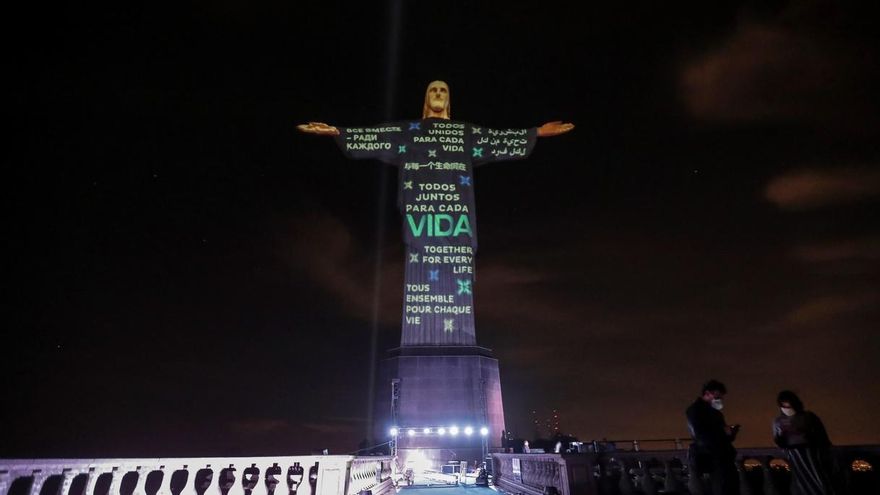 Registro este miércoles del Cristo Redentor, con una proyección en homenaje a las víctimas de COVID-19, en Río de Janeiro (Brasil).