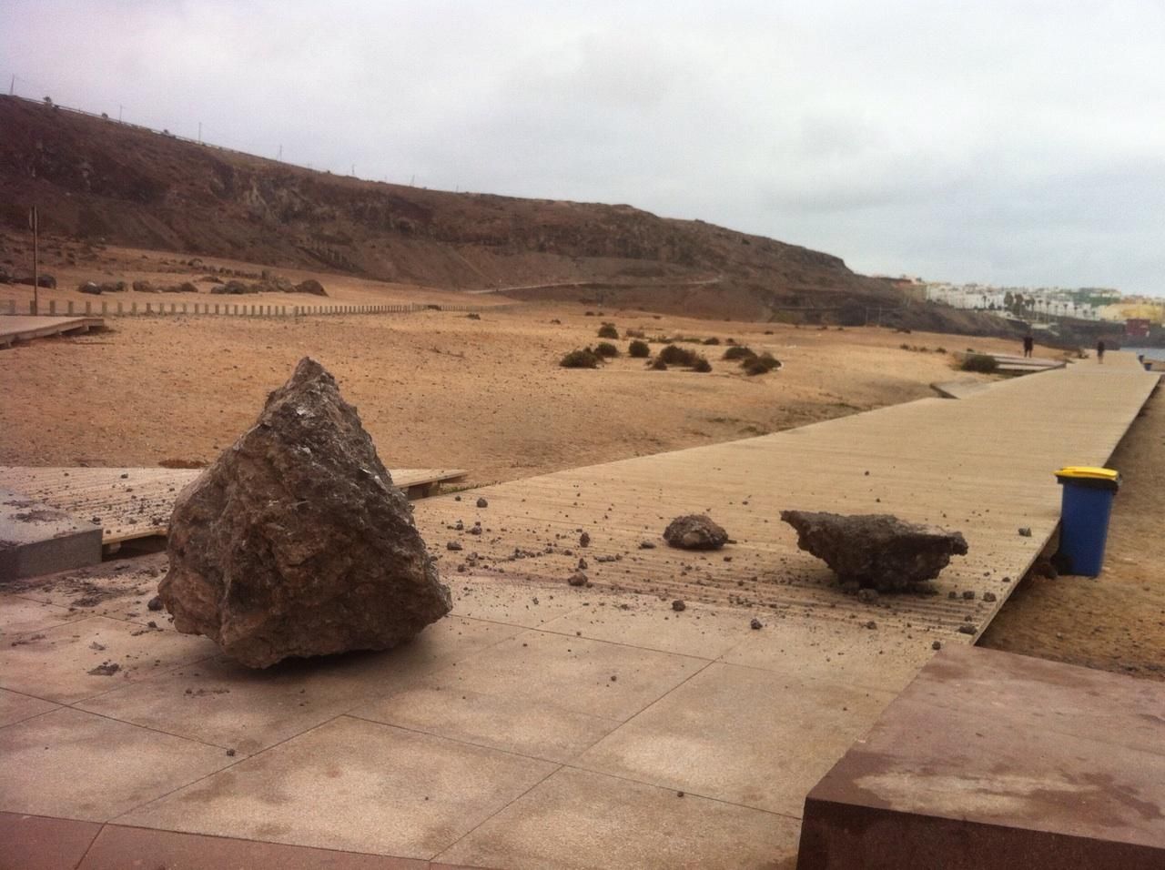Derrumbe de piedras en la zona del conjunto arqueológico de la Cueva de Los Canarios, por la Playa de El Confital.