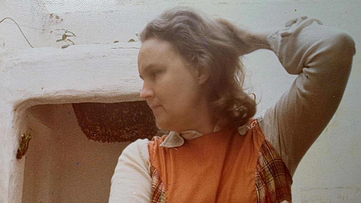 Jane Millares Sall en su casa de Schamann, junto a la pila de agua de mampostería que diseñó.