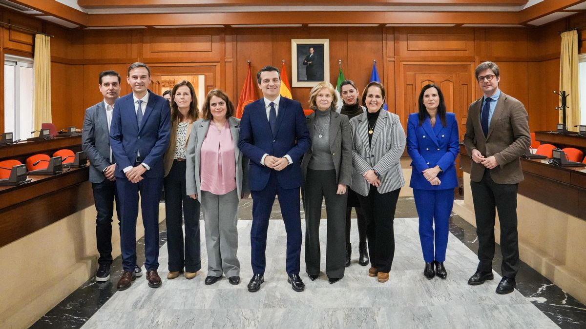 El alcalde de Córdoba, José María Bellido, junto a representantes municipales, de la Junta de Andalucía e Indra, durante la comparecencia sobre asuntos de actualidad en el Ayuntamiento