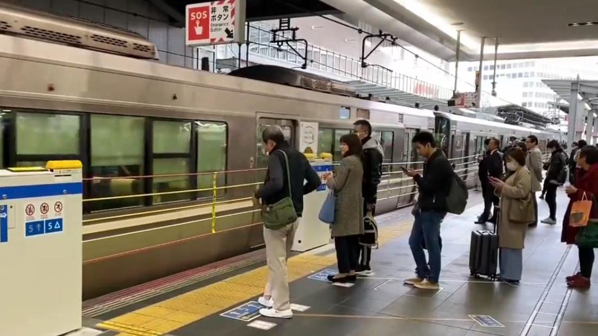 Sistema de colas en una estación de tren de Japón