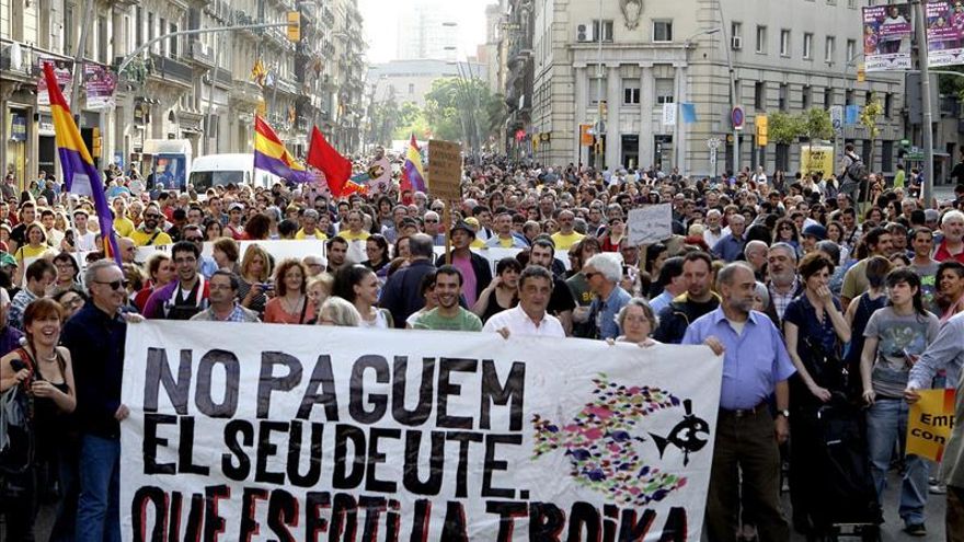Miles de personas se manifiestan por un cambio en la política económica