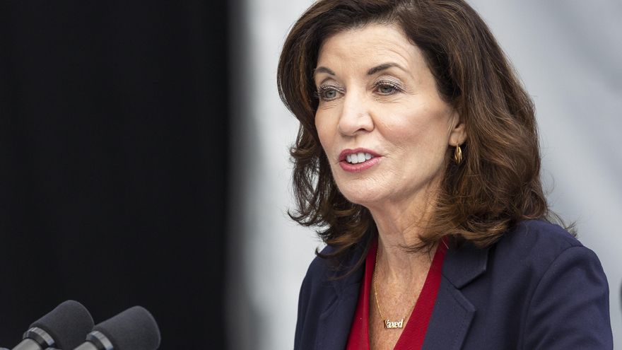 La Gobernadora de Nueva York da a la ciudad 1.000 millones de dólares para la llegada de inmigrantes