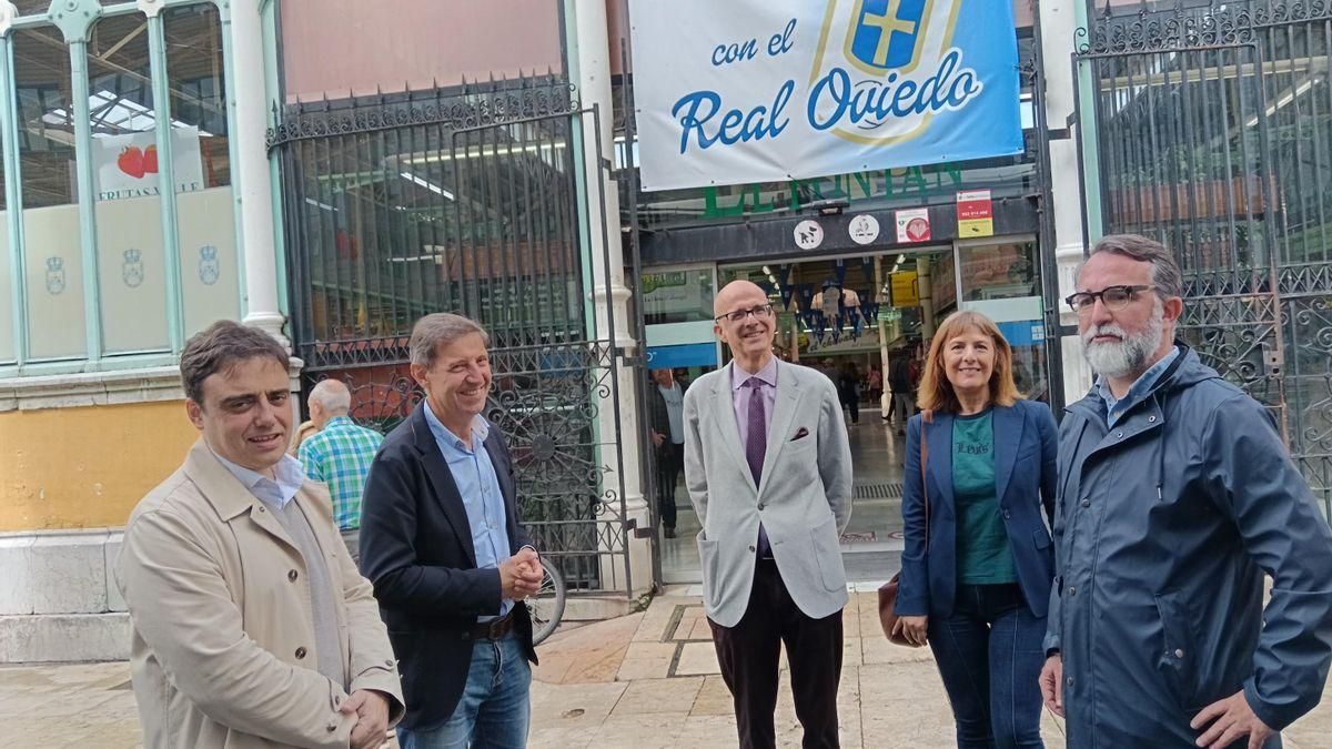Los concejales del PSOE del Ayuntamiento de Oviedo. A la derecha, Juan Álvarez Areces.