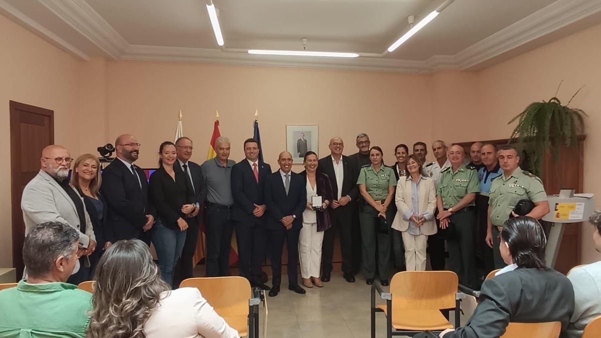 Cedrés, en el centro de la imagen, posa con la condecoración entregada por el delegado del Gobierno (a su izquierda) y junto al resto de autoridades.