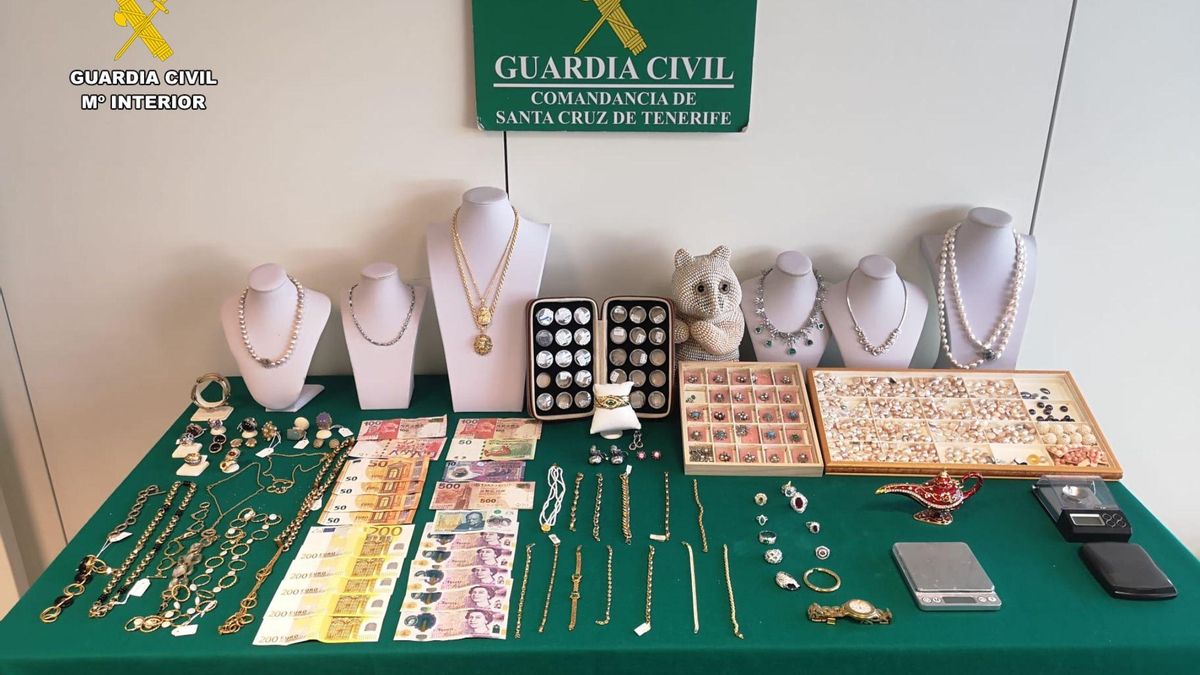 Dinero y joyas sustraídos por una red criminal que robaba en el interior las maletas de los viajeros en el aeropuerto Tenerife Sur. GUARDIA CIVIL