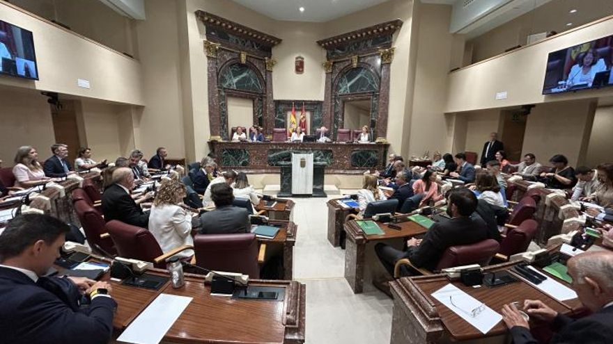 "El fraude ha entrado en los quirófanos": la oposición arremete contra López Miras en el debate de estado de la Región