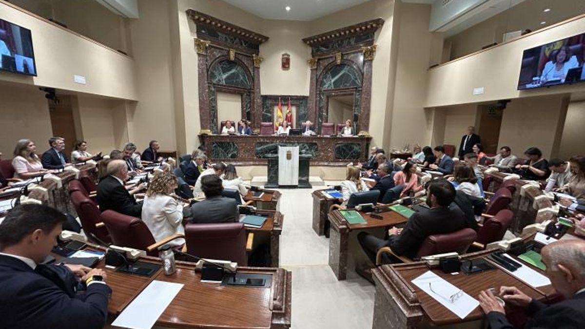 "El fraude ha entrado en los quirófanos": la oposición arremete contra López Miras en el debate de estado de la Región