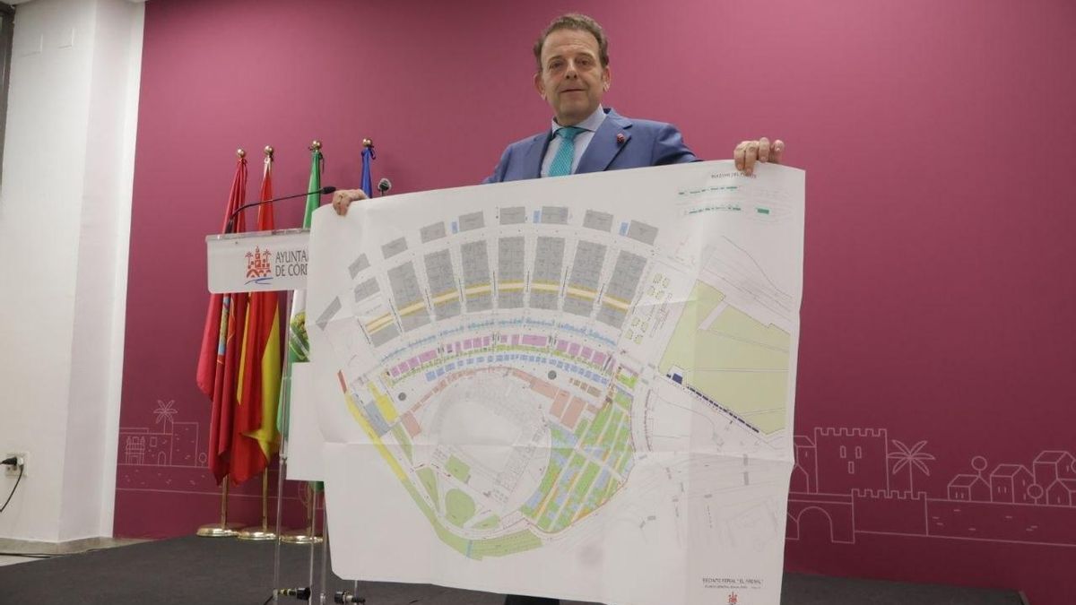 El concejal Julián Urbano, con el mapa de las casetas de Feria 2026.