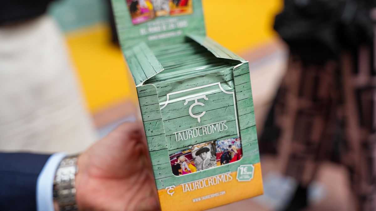 Caja con sobres de cromos alusivos a la tauromaquia.