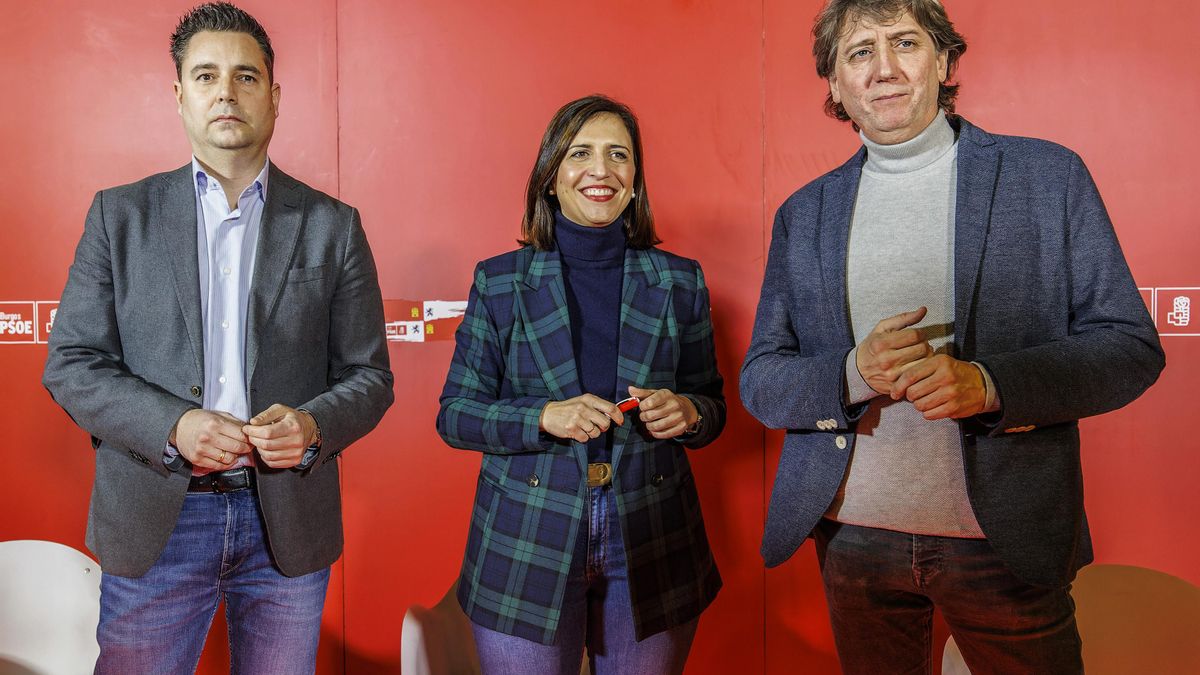 La portavoz de la Comisión Ejecutiva Federal del PSOE, Esther Peña, con el secretario general electo del PSOE de Castilla y León, Carlos Martínez (d), y el exalcalde de Burgos, Daniel de la Rosa (i), en un encuentro con los militantes socialistas en Burgos.