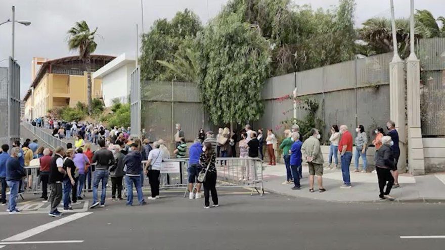 Cientos de personas acuden a Infecar a recibir su dosis de la vacuna contra la COVID