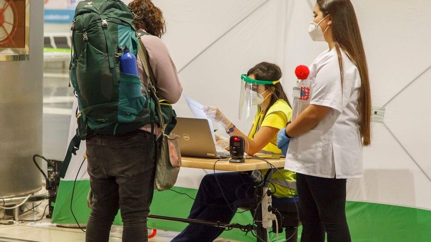 Control COVID a viajeros que llegan a Canarias en avión